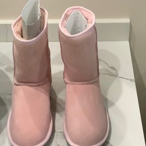 Classic Ugg’s Australia, NWOT, size 7. Lite pink